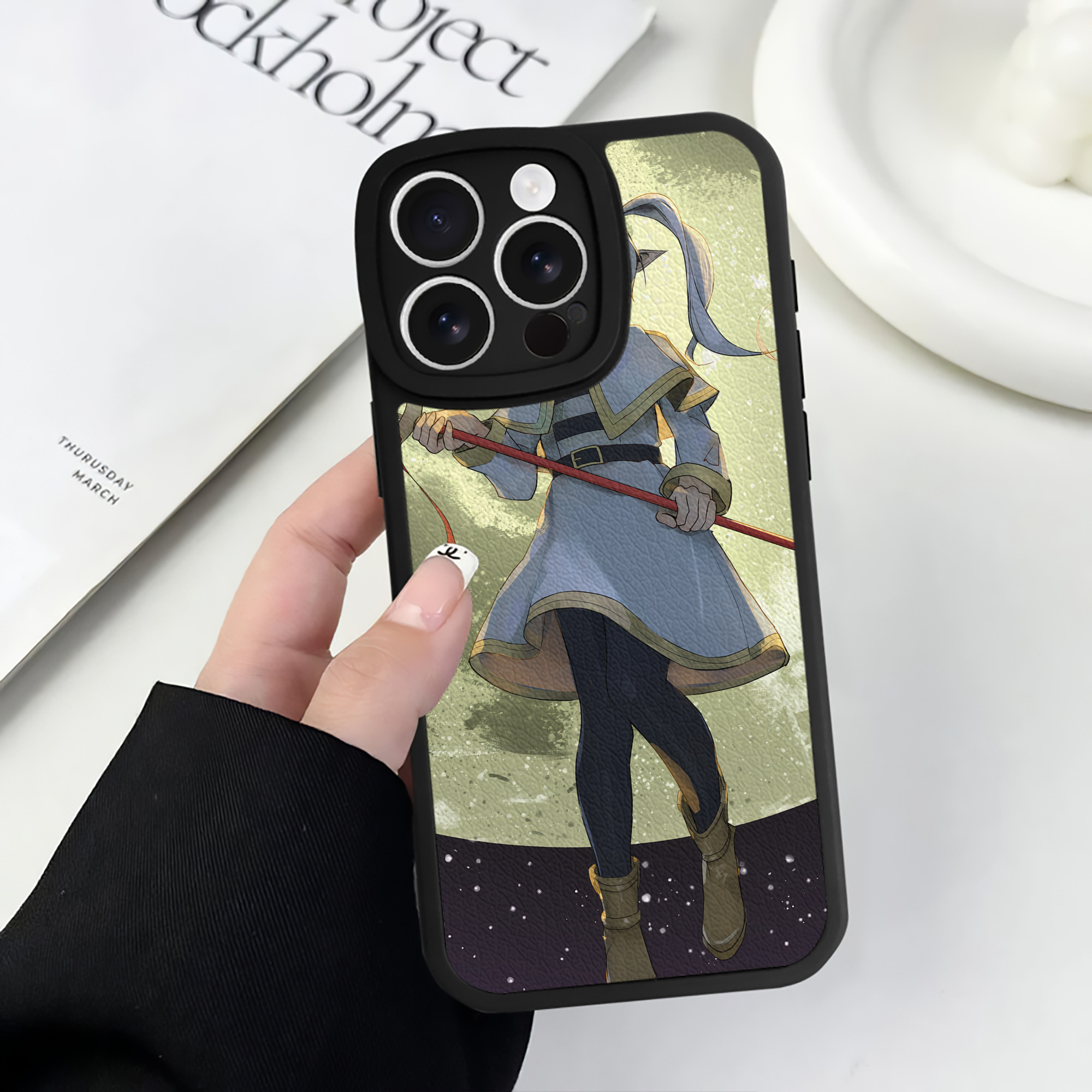 （画像用） 葬送のフリーレン Frieren 【iPhone 16シリーズ対応】シリコンスマホケース（レザー調） 材質：シリコン